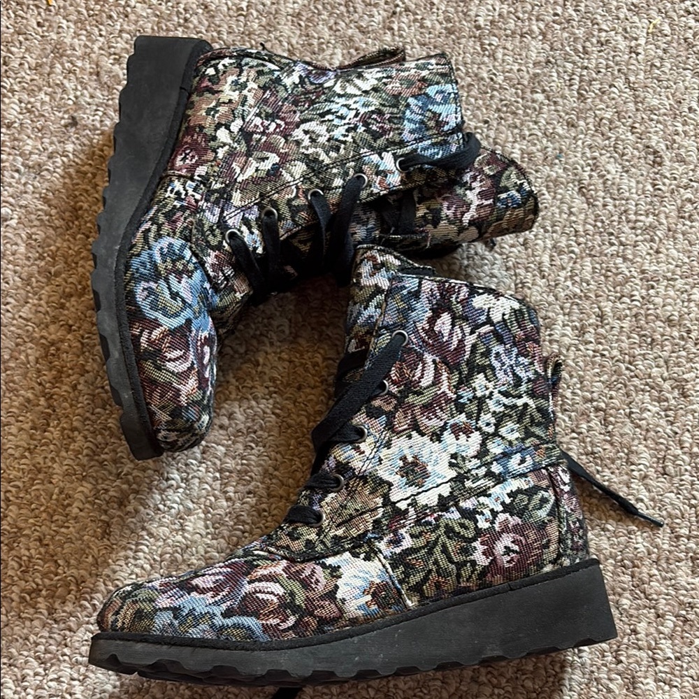 Bearpaw Women's Krista Floral Tapestry
- size 6 
-GREAT condition 
- 40$ OBO